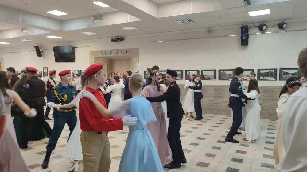 💐Спускается с небес вечерняя прохлада. Спешат цветы из сада во дворец. Две розы, рядом трон, мерцает