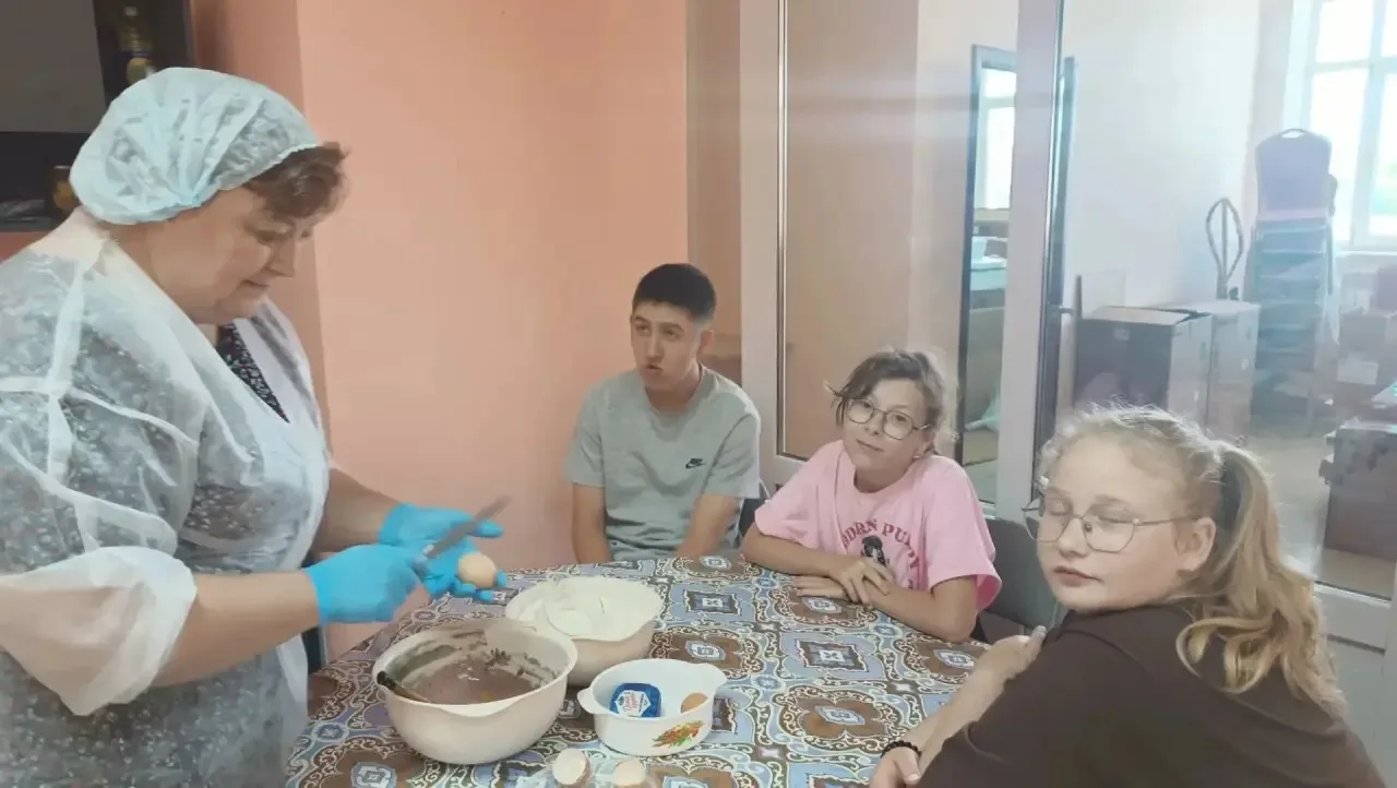 🥧 Маленькие шефы в деле: как мы вместе пекли пирог! ✨