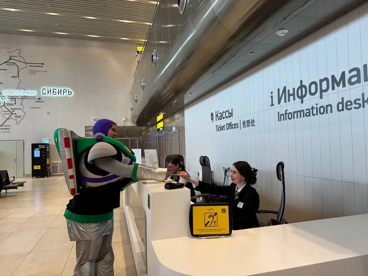 😁В День космонавтики в аэропорту Новокузнецка пассажиров встречал космический герой   В терминале дл