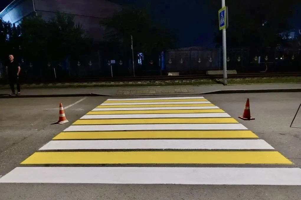 Городская служба продолжает обновление дорожной разметки во всех районах Владивостока.