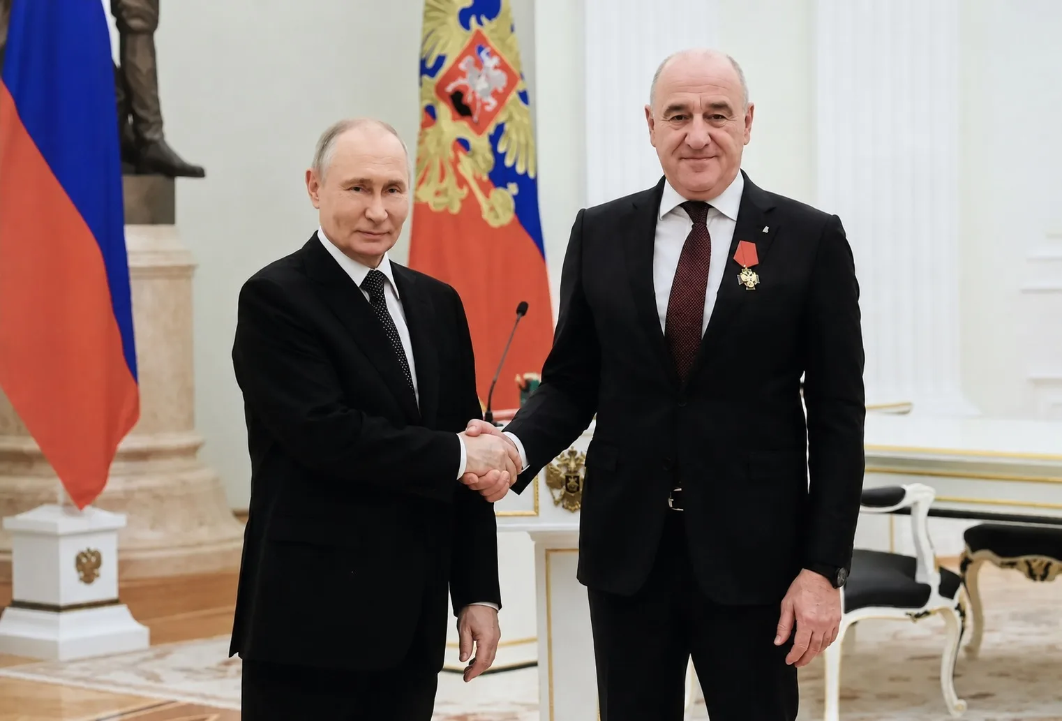 Президент России Владимир Путин вручил Главе Карачаево-Черкесии Рашиду Темрезову орден ...