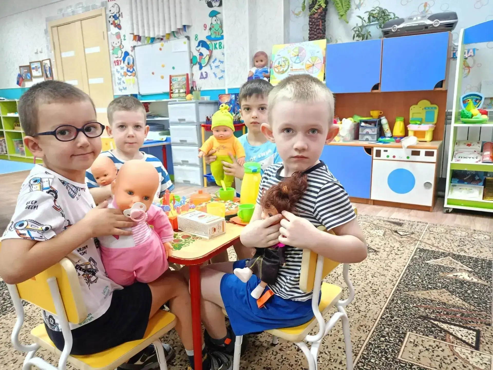 🎉 День кукол в группе № 5! 

Наши маленькие фантазёры принесли своих любимых кукольных друзей и уст