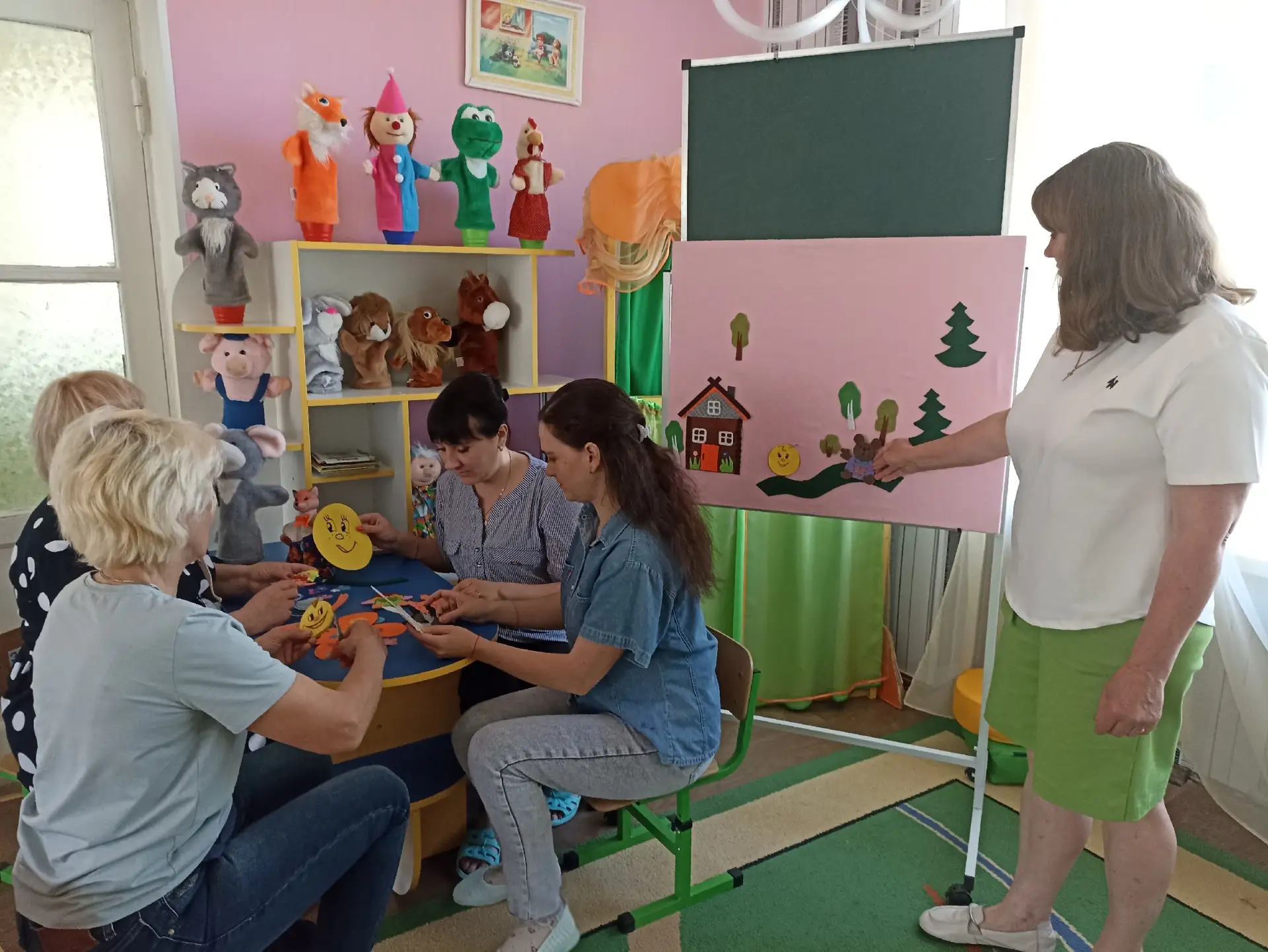 В ГБДОУ ЛНР "Ласточка" прошло занятие мастер-класса "Создание развивающего панно"Сказка...