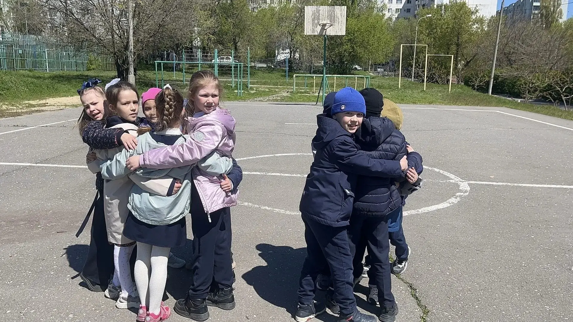 Сегодня солнце на улице всеми силами зазывало 1Б класс гулять, поэтому мы решили отпраздновать день 