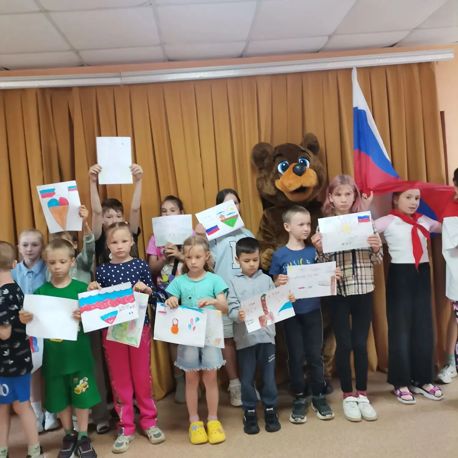Сегодня — День России! 🇷🇺

Накануне этого важного праздника ребята из разновозрастного отряда «Пут