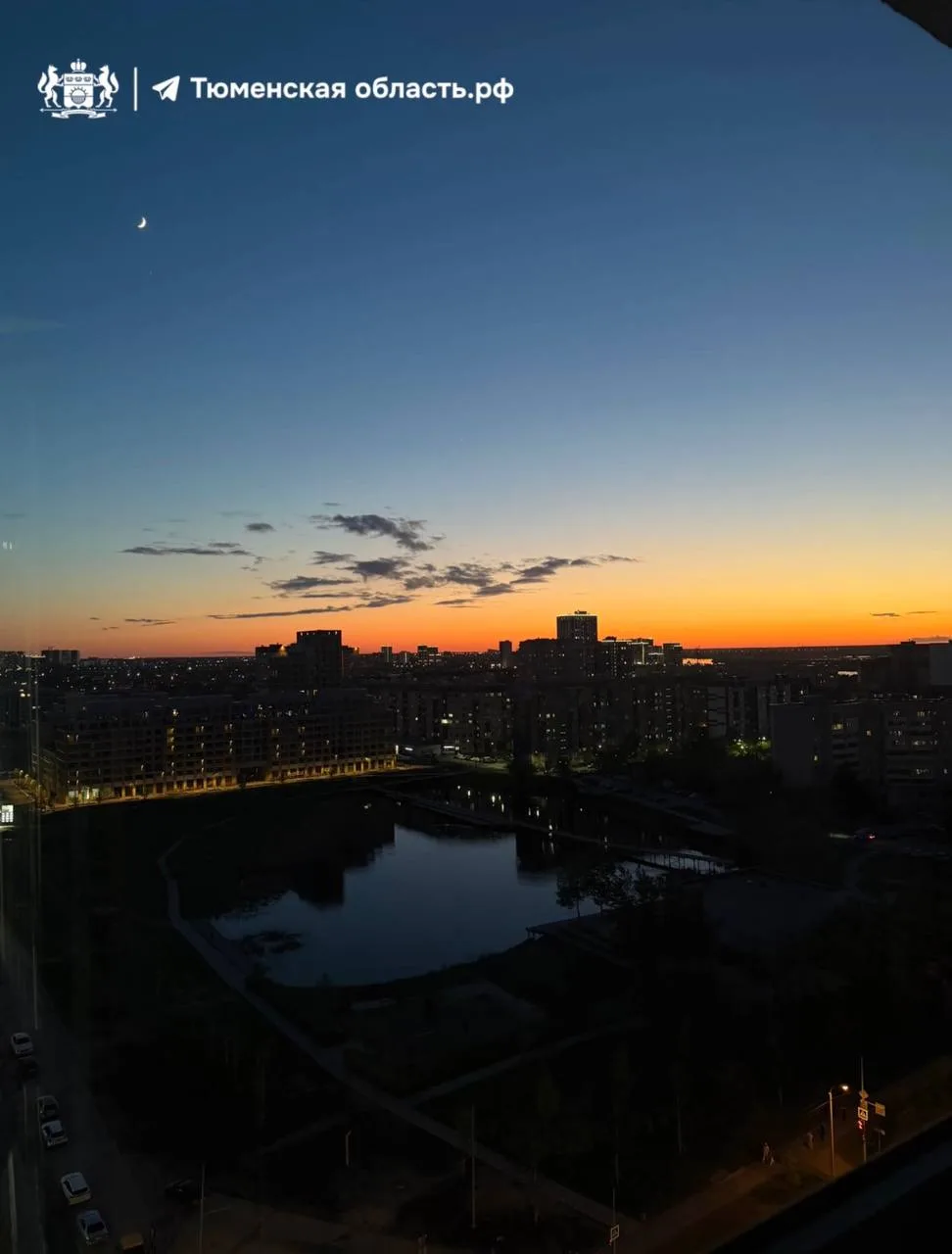 🌆 Вечерами от тюменского неба невозможно отвести глаз  Когда солнце садится, весь город озаряет багр