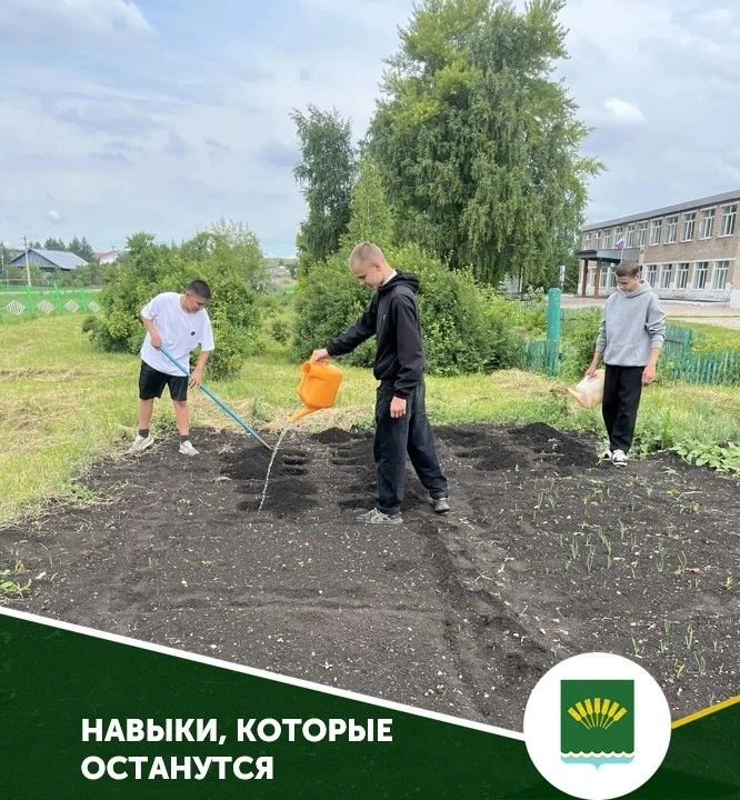 В МОБУ СОШ с. Николаевка им. П.А. Ушакова состоялось торжественное закрытие трудового л...