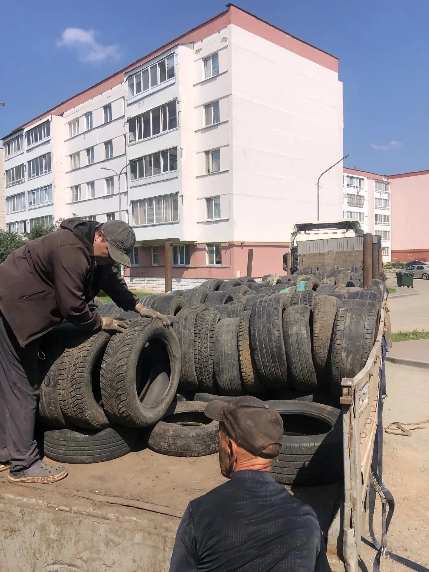 При поддержке ПАО "Татнефть" в городе налажена системная работа по вывозу старых покрышек. С начала 