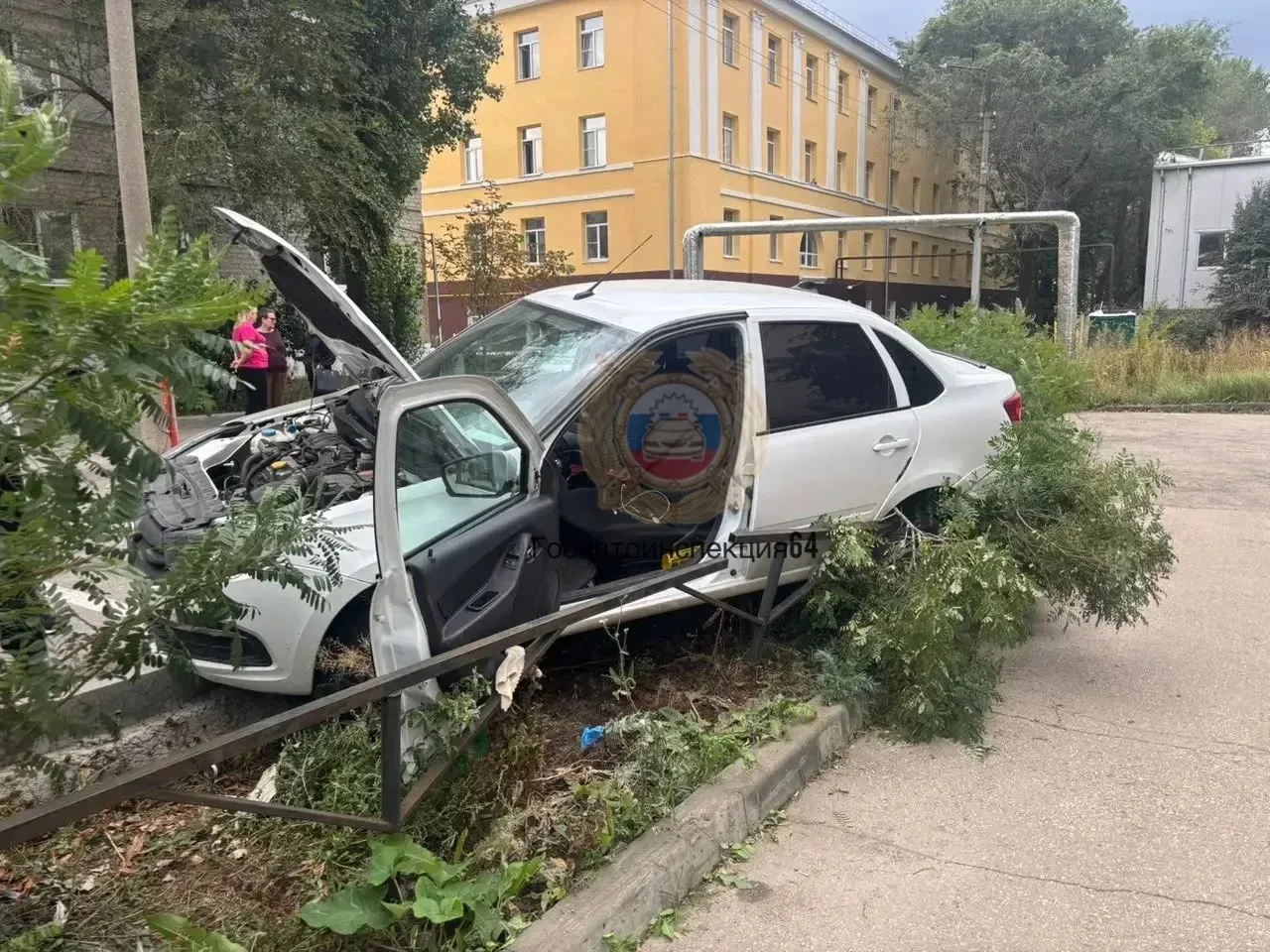 В Саратове «Лада Гранта» влетела в ограждение — двое пострадали