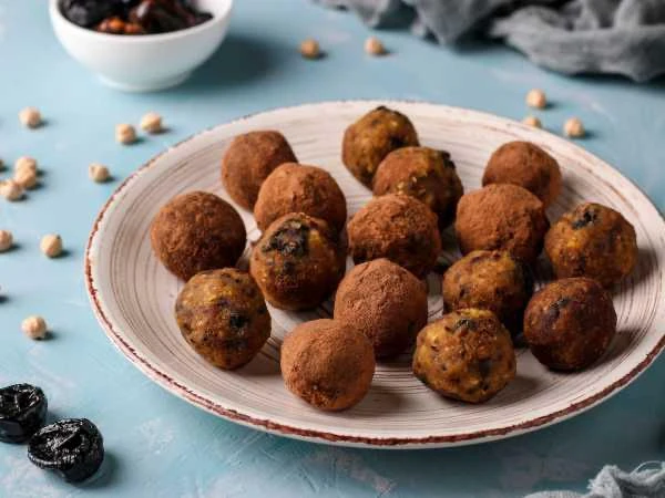 🍫 Нутовые шарики с финиками, черносливом и какао.  Ингредиенты:  • Нут отварной – 200 г • Финики – 8