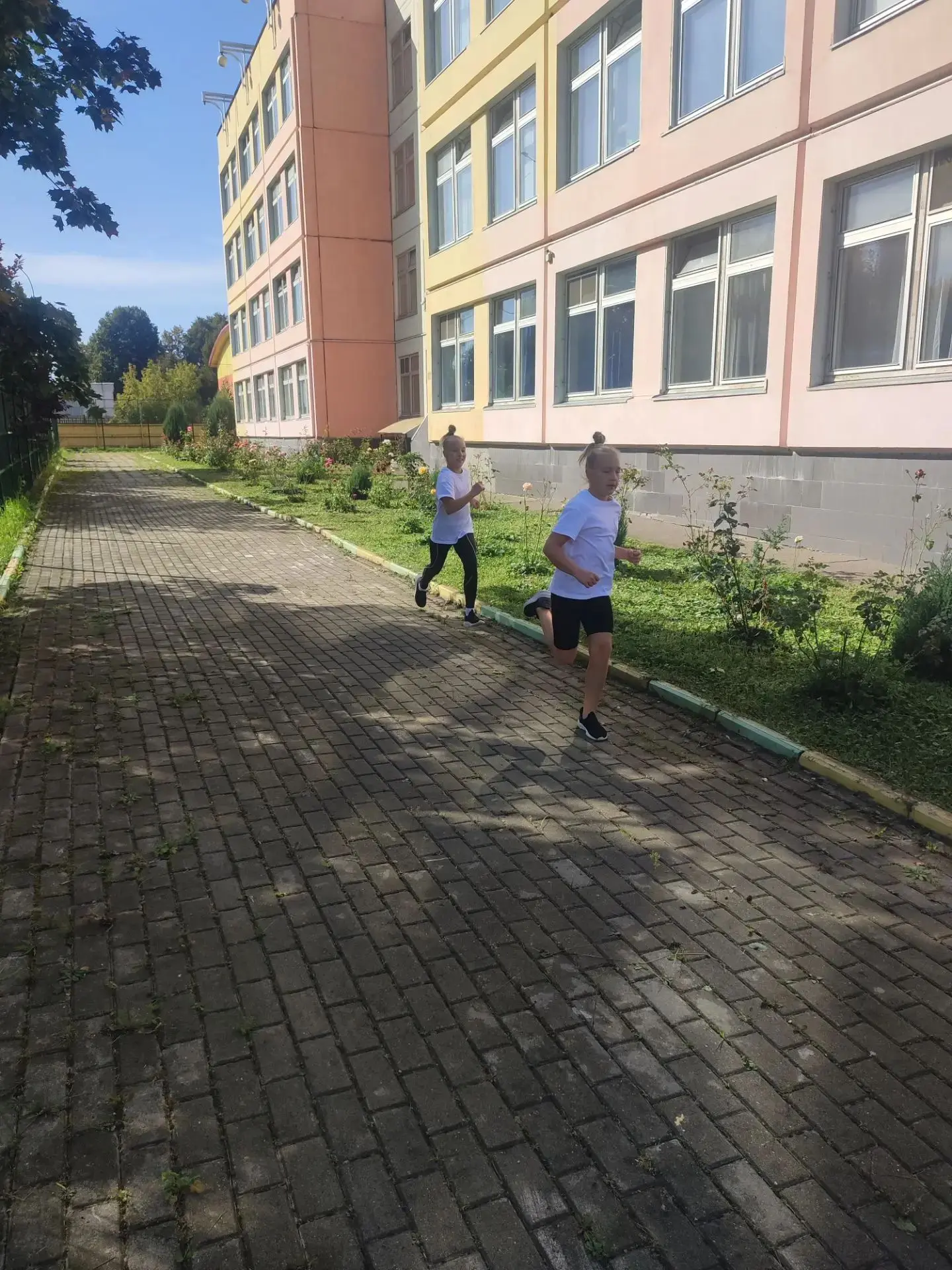 Девочки 4 «А» поучаствовали в школьном этапе олимпиады по физкультуре.