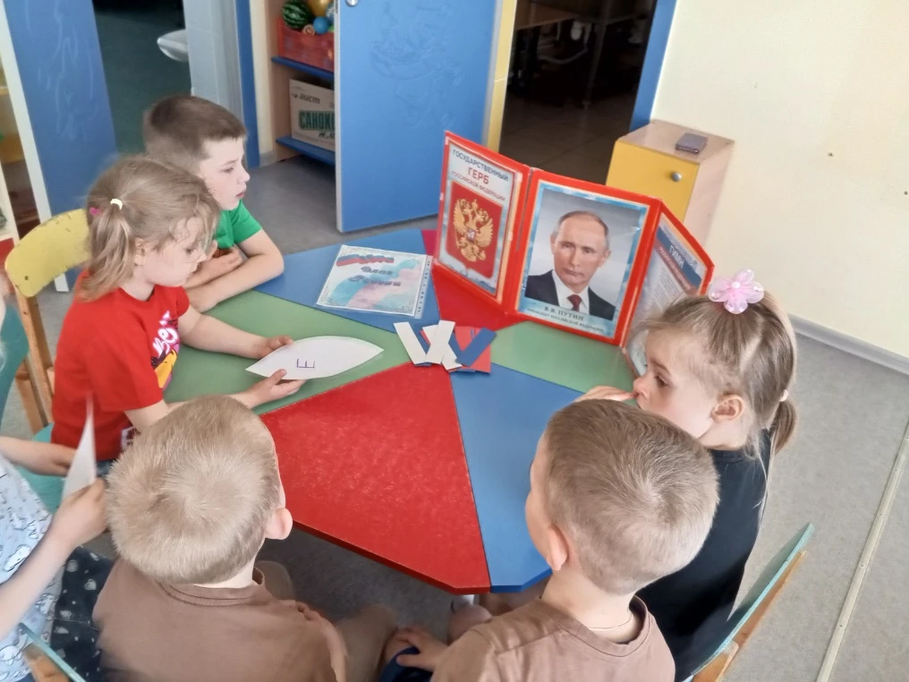 Знакомство детей с родным краем, с Родиной, с государством с его символикой вызывает у ...