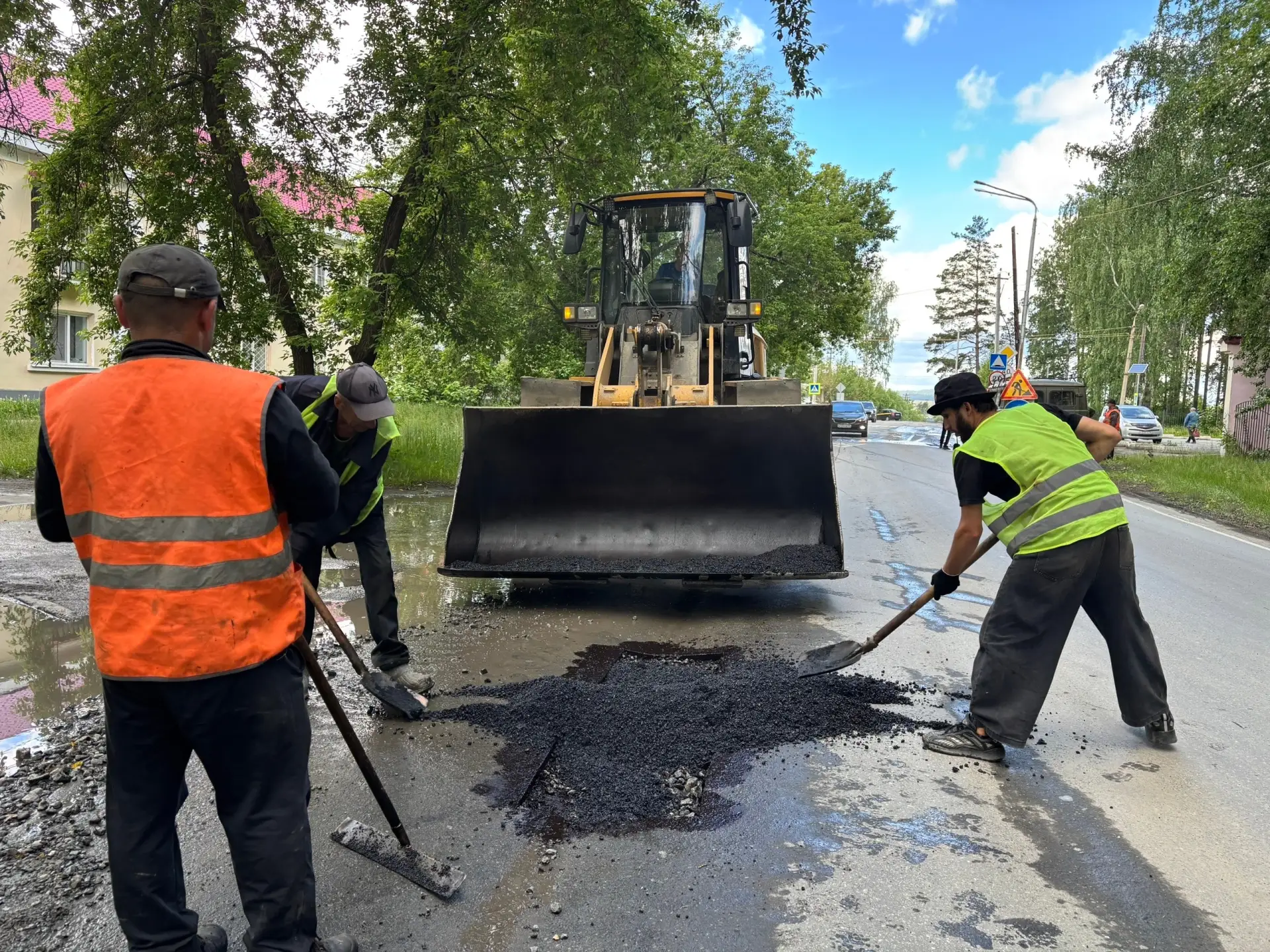 🚜 Асфальтируют улицу Калинина