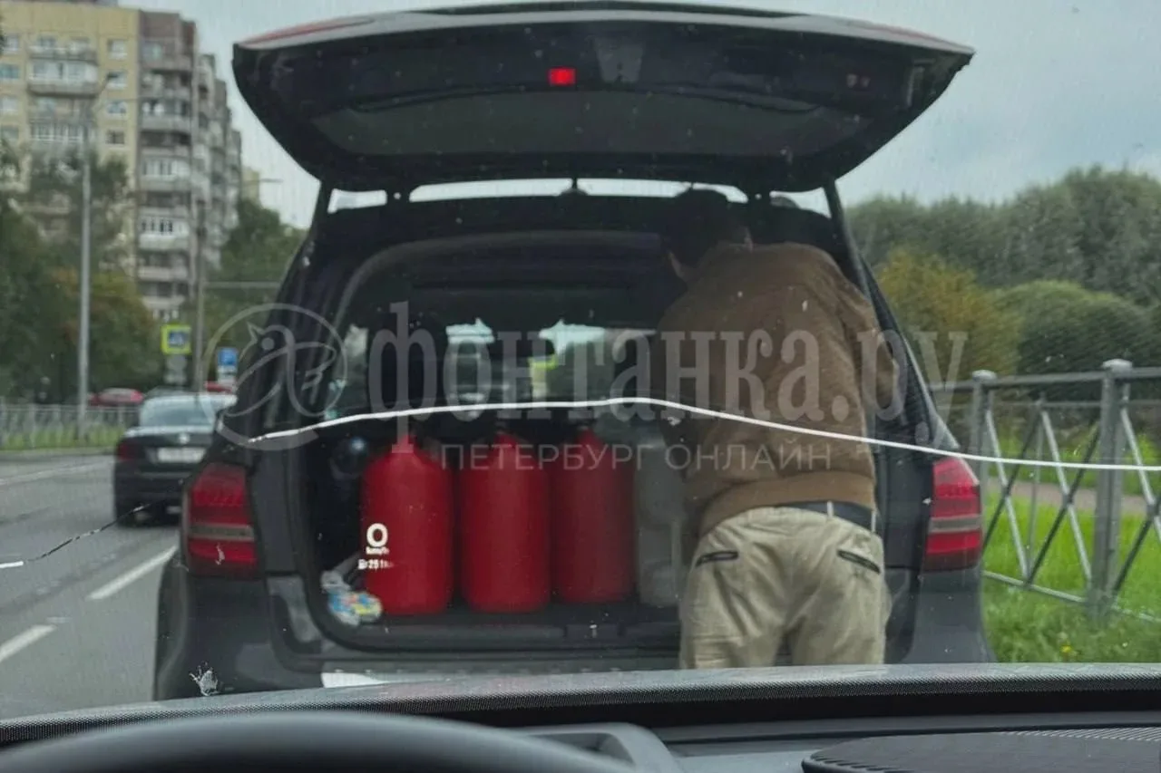 ⛽ В очередях на заправках Петербурга теперь торгуют бензином