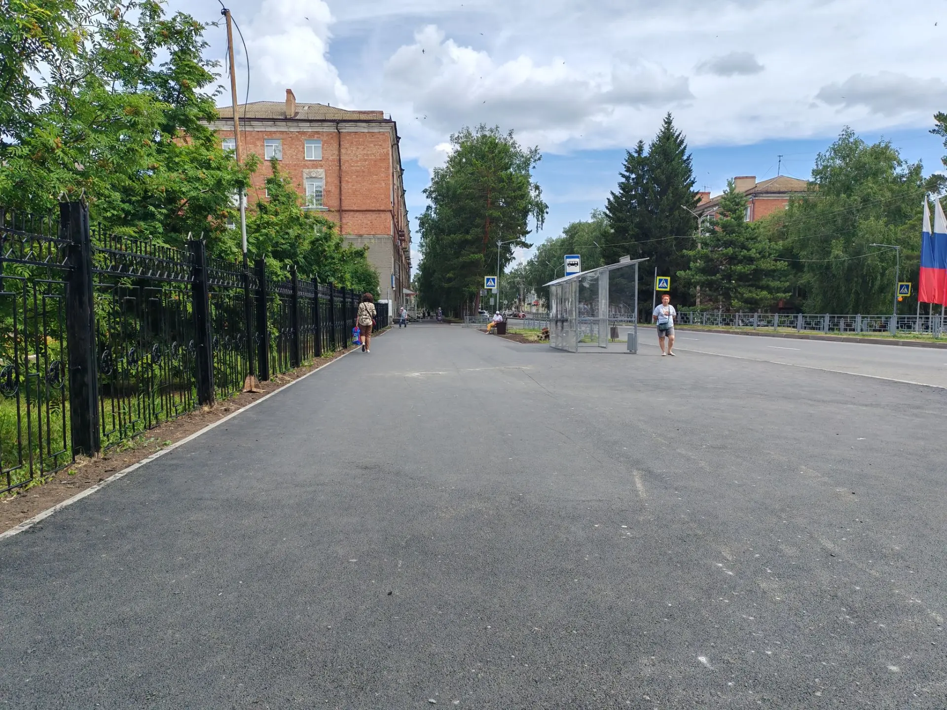 На благоустроенном участке улицы Московской установили новый остановочный павильон.