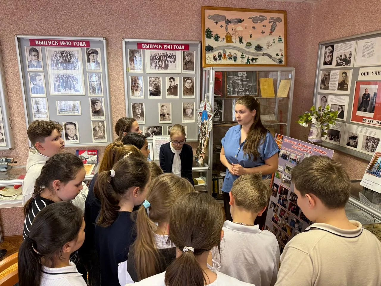 🇷🇺Парта Героя в нашей школе.  В нашей школе прошло открытие Парты Героя СВО – нашего выпускника Андр