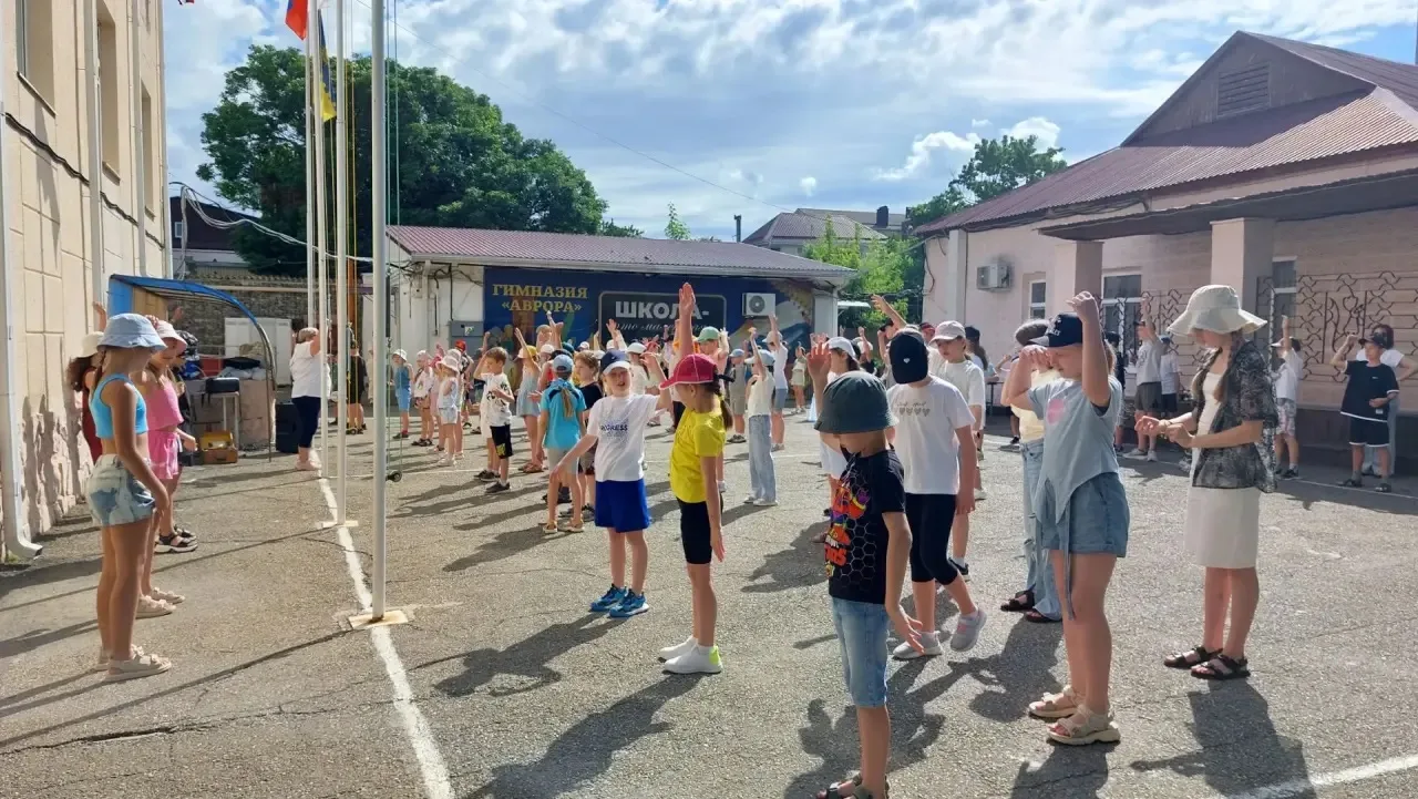 🌞 Наш день в пришкольном лагере: от бодрой зарядки до дельфиньих улыбок!

☄️ Утро в лагере началось