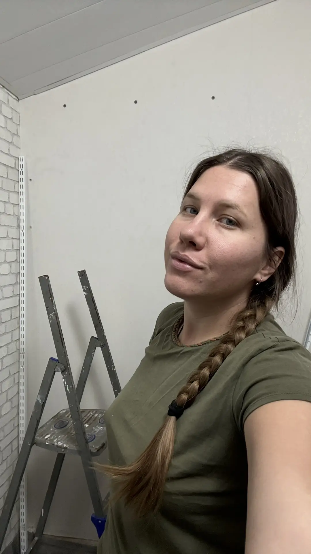 В процессе переделки прихожей. Купила гардеробную систему, обошлась около 15000 сегодня устанавливаю