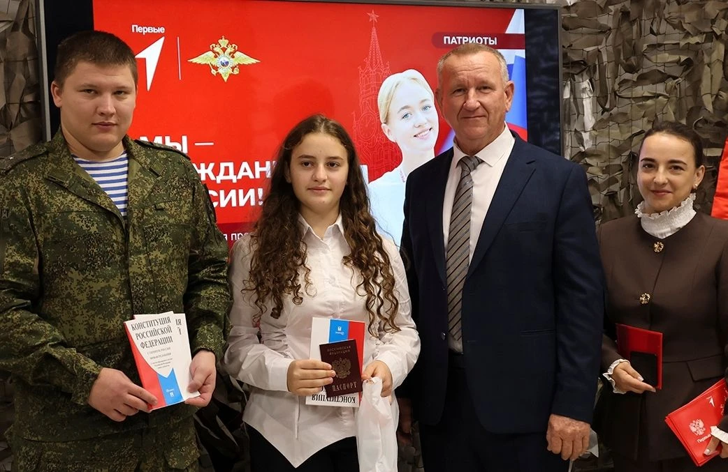☝️Торжественное вручение первых паспортов прошло в Валуйском округе. Это момент, когда ...