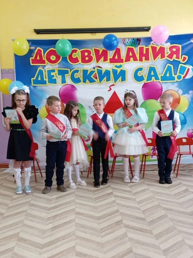 Уснули игрушки в кроватках в саду...