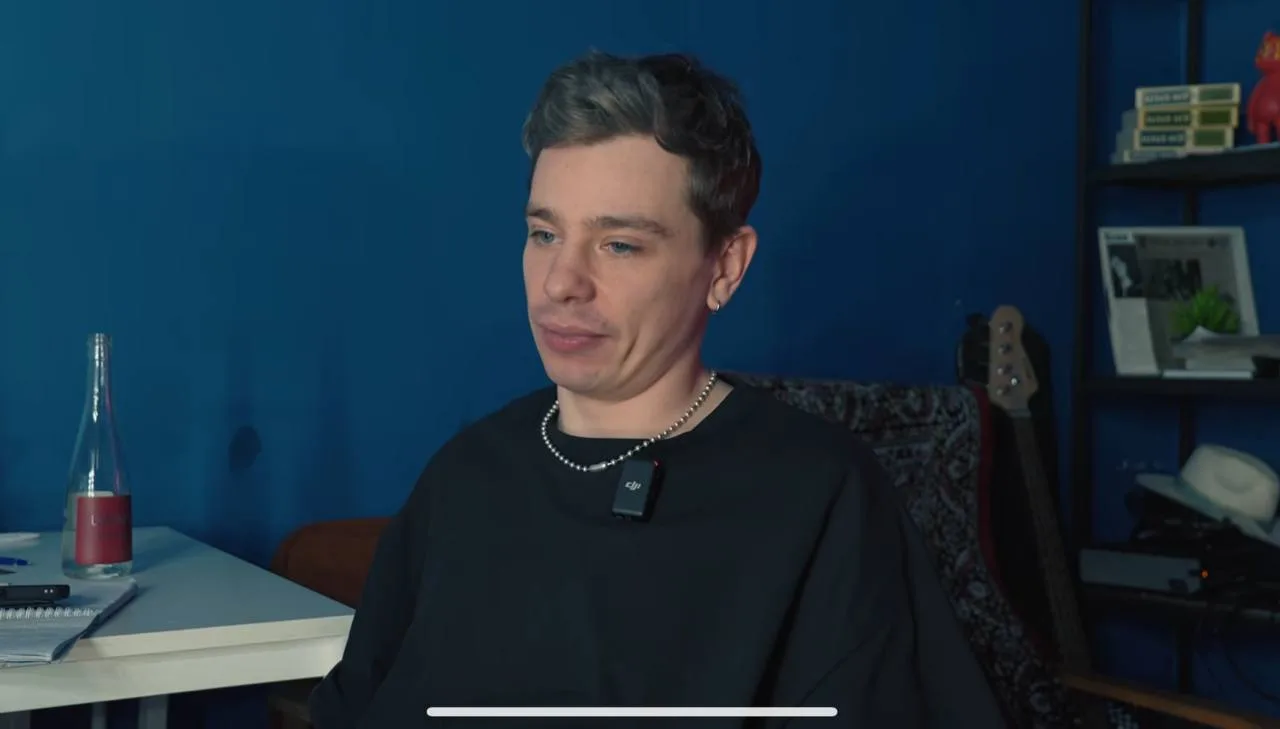 Стендап-комик Сергей Орлов в недавнем видео, приуроченном к концерту «Розовый леопард»,...