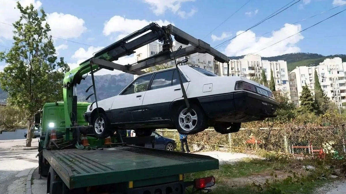 С улиц Ялты эвакуируют брошенные автомобили