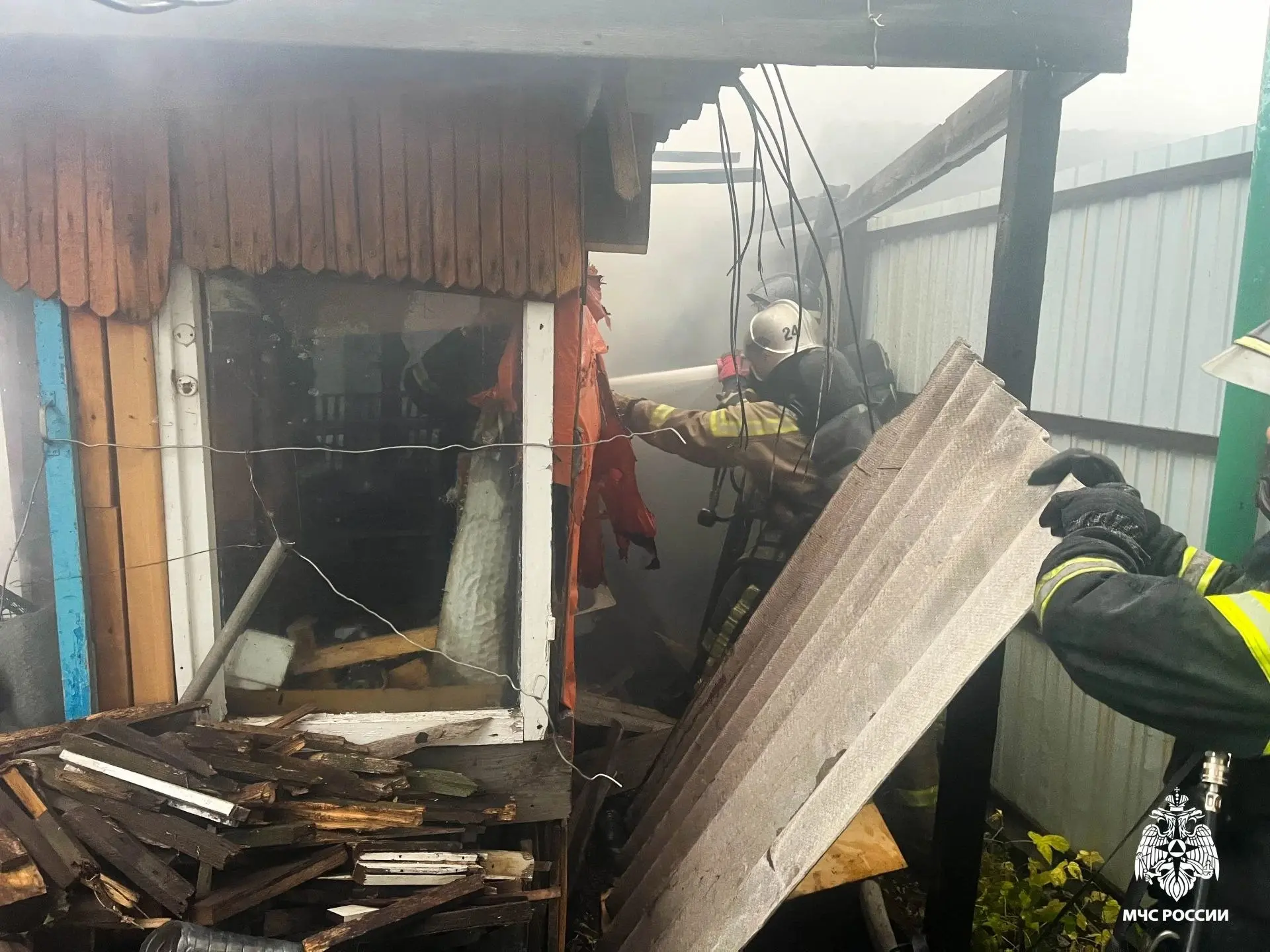 🔥В Омском районе на пожаре в четырёхквартирном доме погиб мужчина