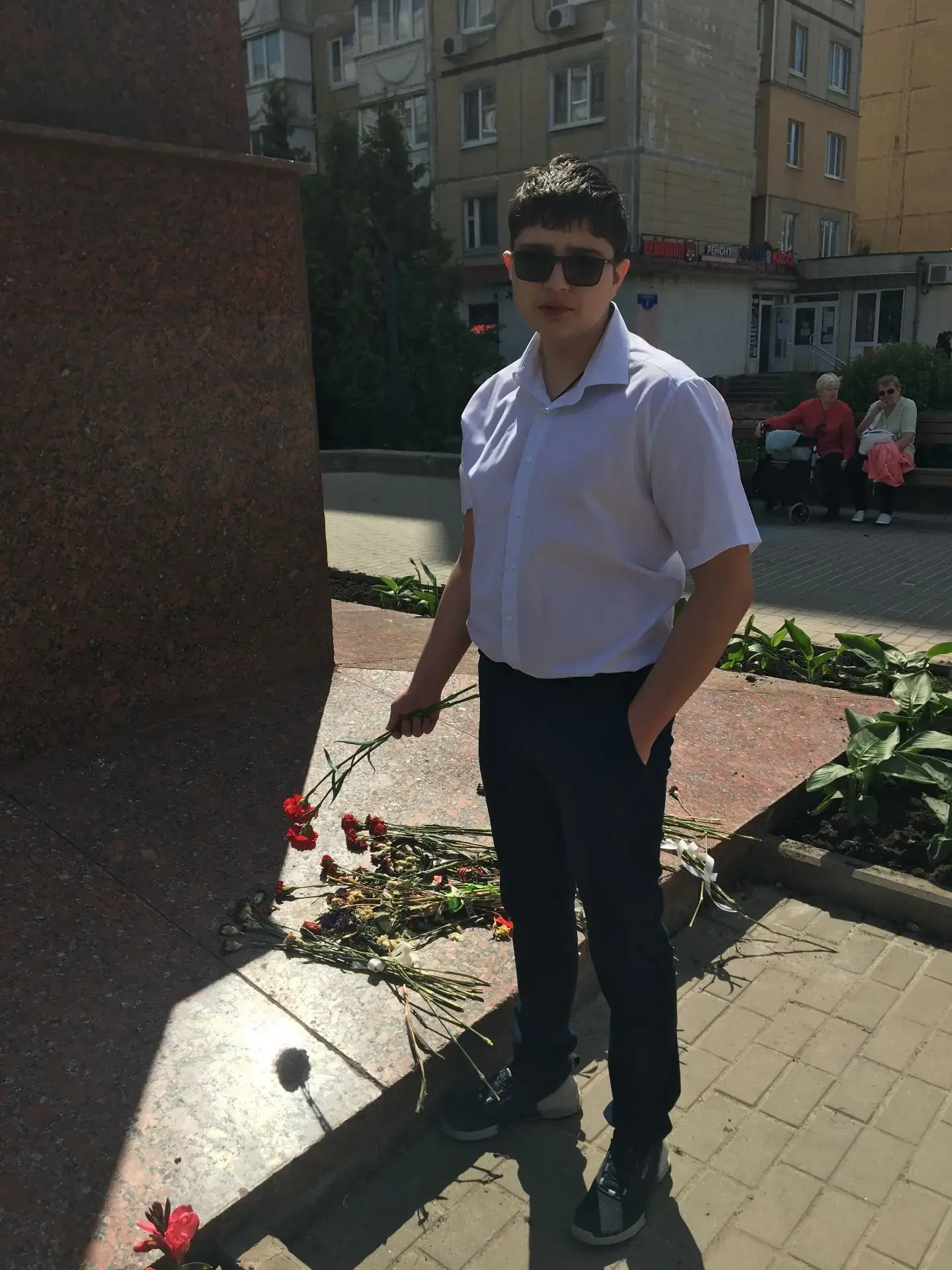 Возложение цветов к памятникам – больше, чем традиция! 👏  Это важный момент воспитания: через такие 