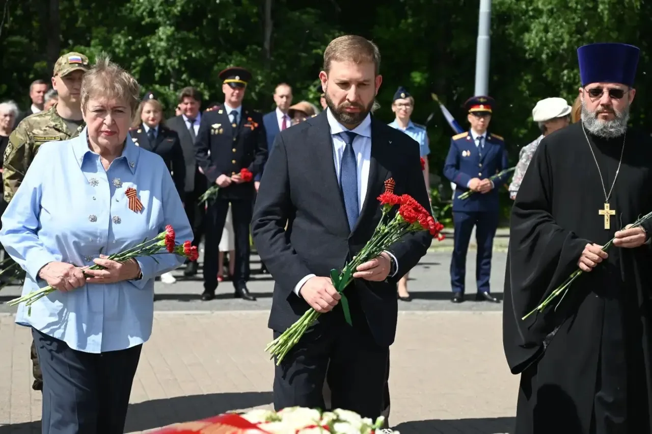 В день памяти и скорби делегация Петроградского района возложила цветы на Серафимовском...