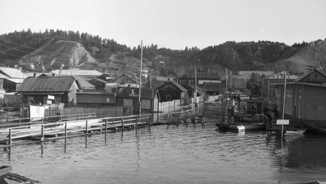 📸 КАССЫ НА ПРИСТАНИ В САМАРОВО, 1970 
 
📍 Место съёмки: Ханты-Мансийск 
📅 Год: 1970 
 
💬 Покупал