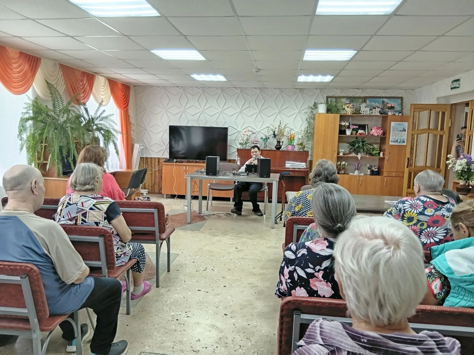 В многопрофильное отделение (с. Ронга) с концертной программой приехали волонтеры общественной орган