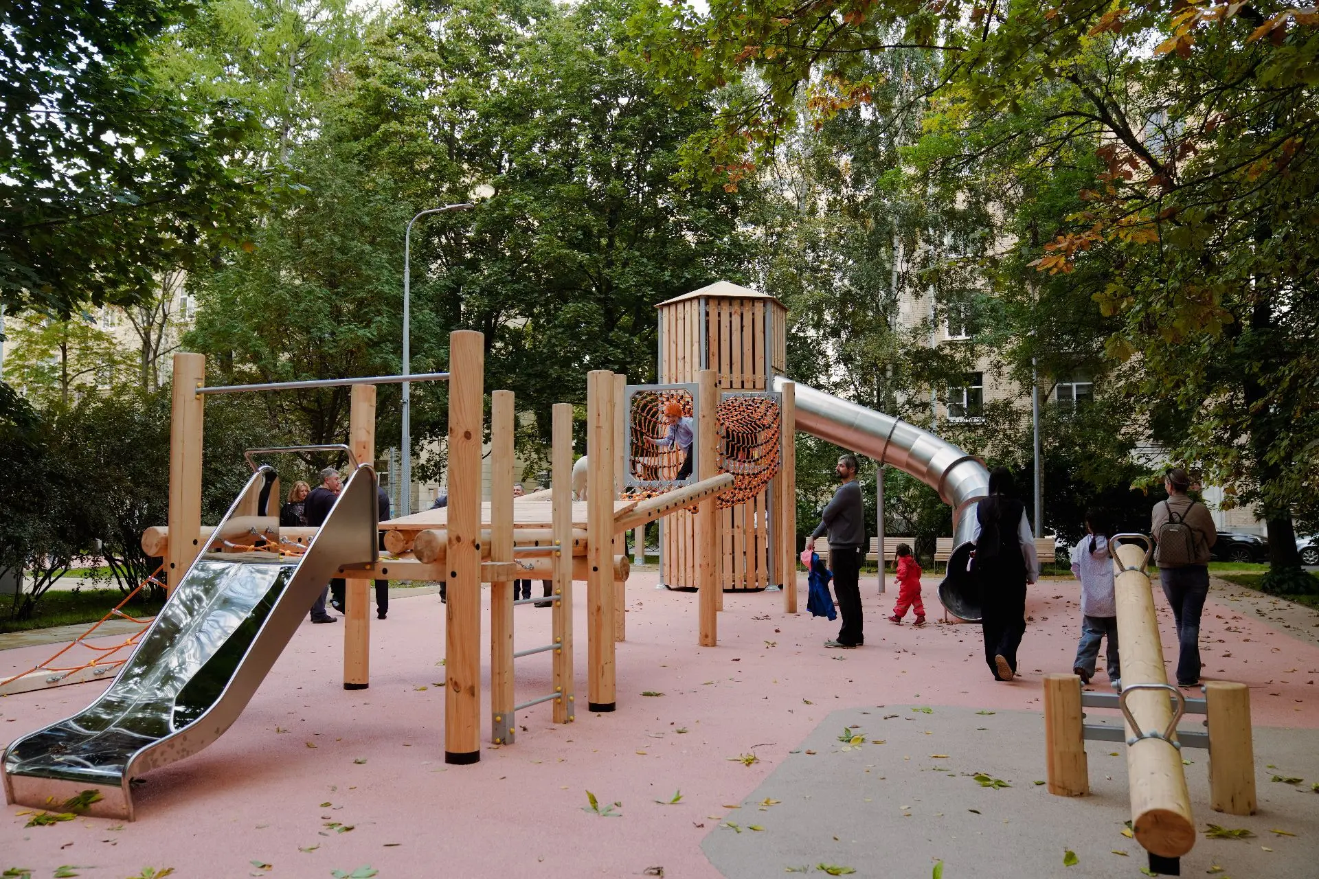 Песочная ферма, балансиры и гамаки: в Красногвардейском появились три новых дворовых об...
