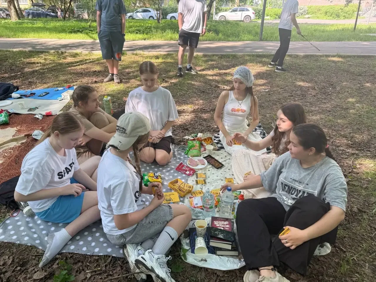 Сегодня провели замечательный пикник с 6 «В» классом в парке «Дубрава» ☀️🌿  Наш пикник под названием