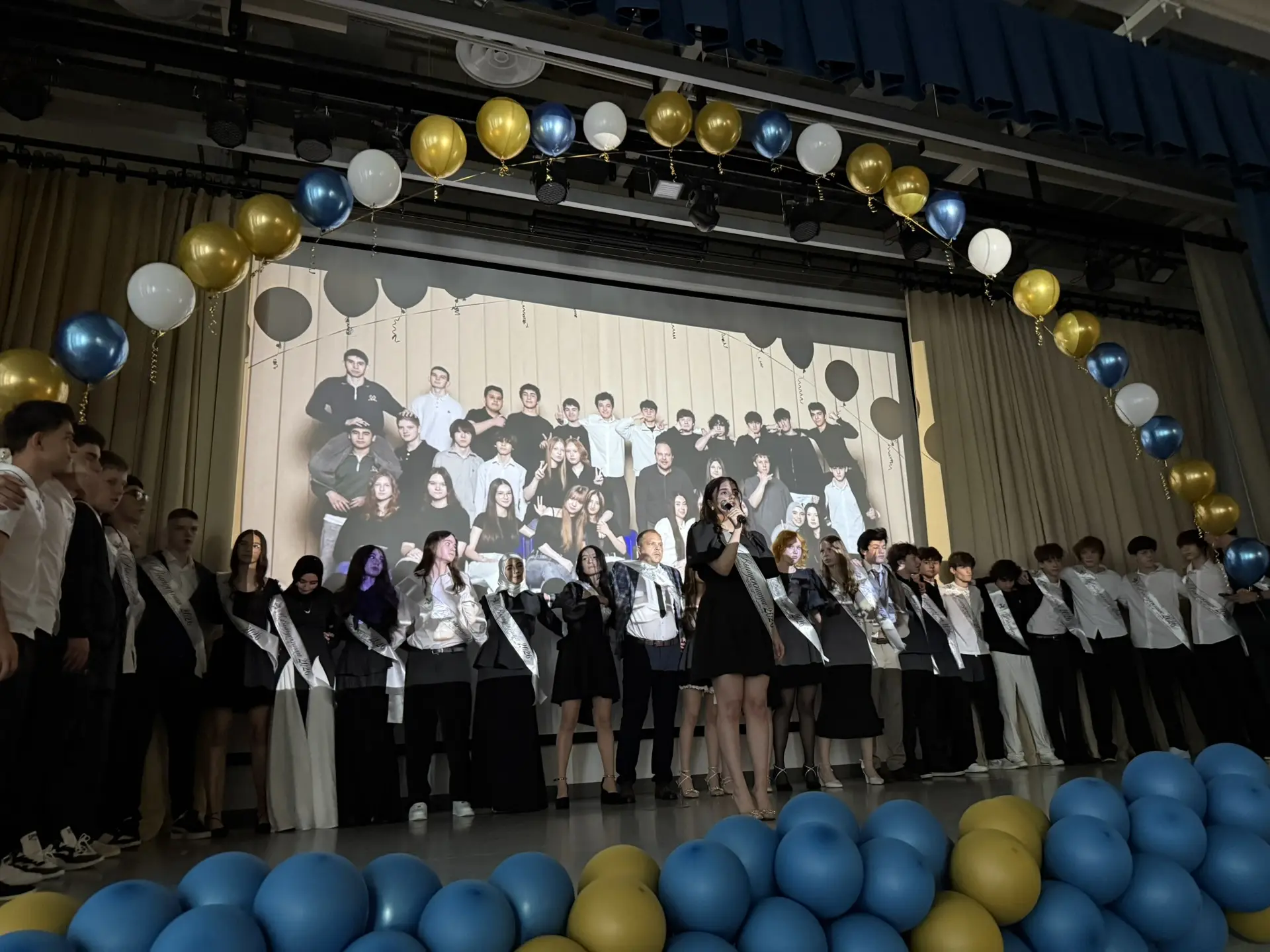 Сегодня в нашей школе прозвучал Последний звонок!  Вот и настал тот самый день — одновременно грустн
