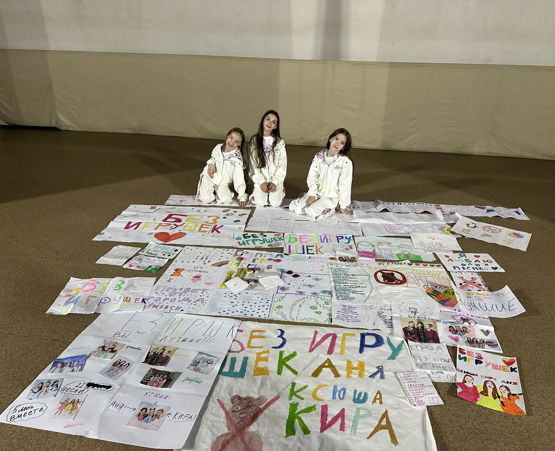 Ижевск, спасибо!

Невероятный день! ❤️‍🔥
Такие вы классные! 
Столько плакатов, подарков, цветов!

Л