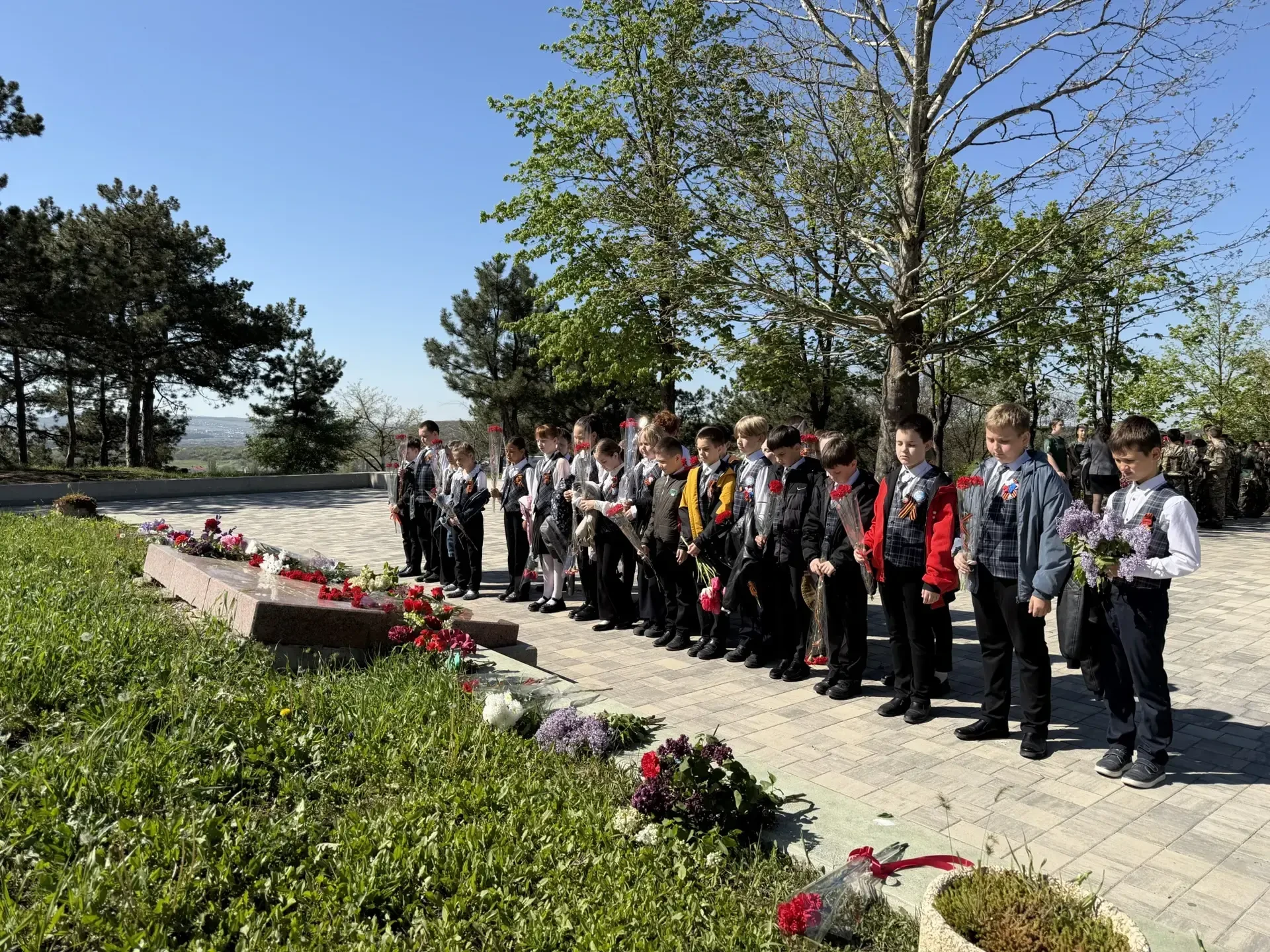 В преддверии Дня Победы ученики нашей школы почтили память героев, которые отстояли мир нашеё земли.