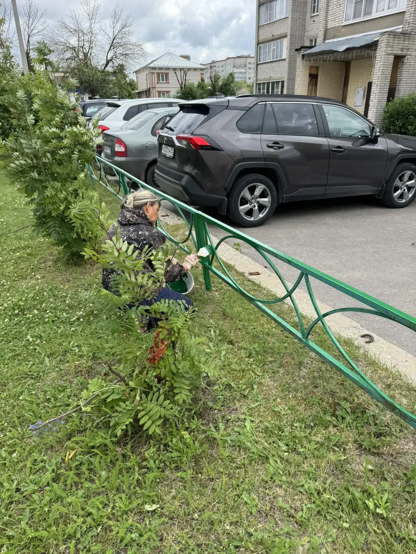 Приводим в порядок ограждения — обновляем краску, чтобы ваш двор был уютнее 🌲🌳