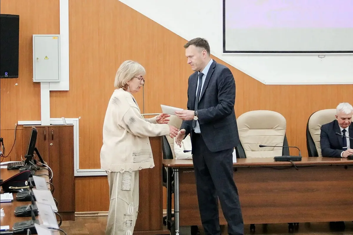 В администрации Бердска собрали средства для помощи бойцам СВО  Глава Бердска Семён Лапицкий передал