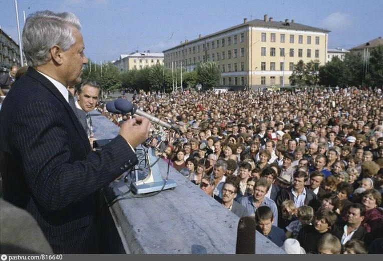 В сети опубликовали архивное фото Кузбасса 1990 года   На фото — Ельцин выступает перед жителями Меж