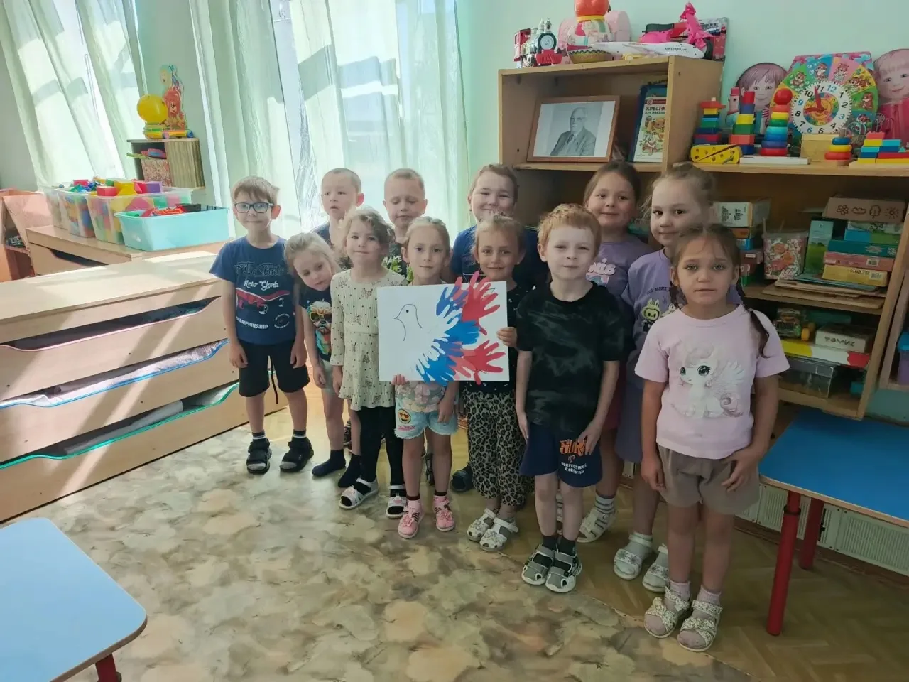 Сегодня в разновозрастной группе «Пчёлка» прошла беседа на тему «День Российского флага...
