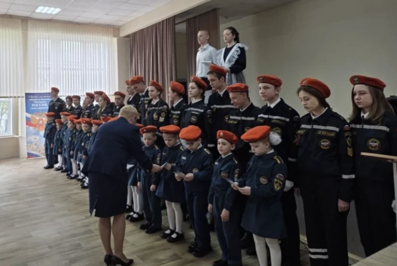 В школе № 49 состоялось торжественное посвящение в кадеты МЧС воспитанников детского сада №37   18 в