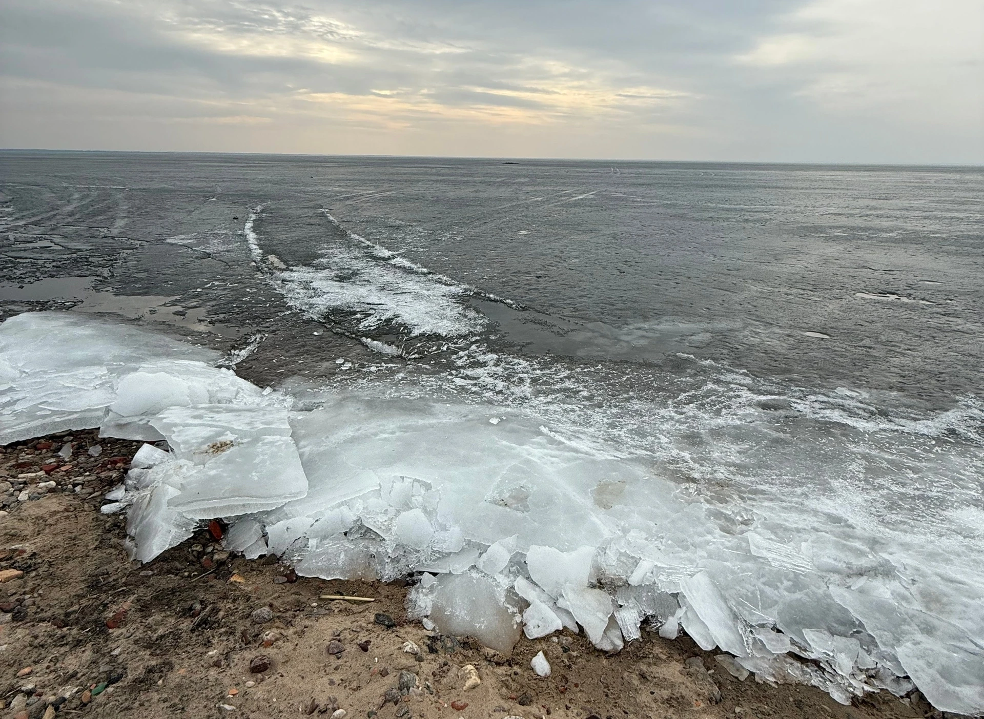 Весна на Талабске  Лёд на озере ещё стоит. Кое-где уже проступила вода, но он держится, не сдаётся. 