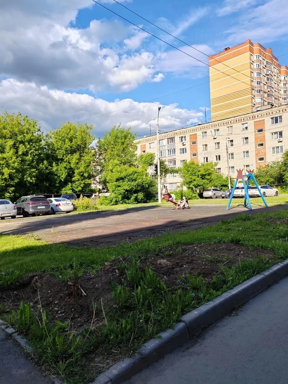 Площадки на Свердлова 11 нет, на влксм 8 ее тоже нет теперь , поэтому куда мне идти гулять с ребенко