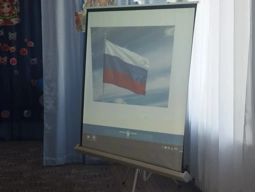 Нам праздники для радости даны,
Мы знаем их немало, самых разных,
Но день России, день родной страны