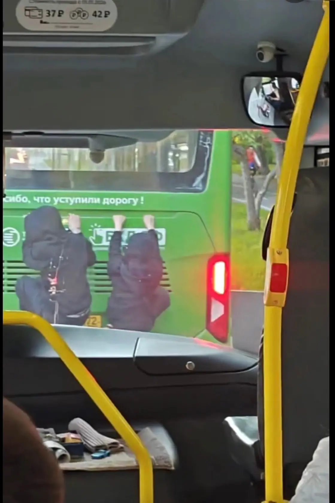 🧐 «Цепляйся за маршрутку, и поехали!»: подростки устроили опасное шоу на дорогах Тюмени  На улице 50