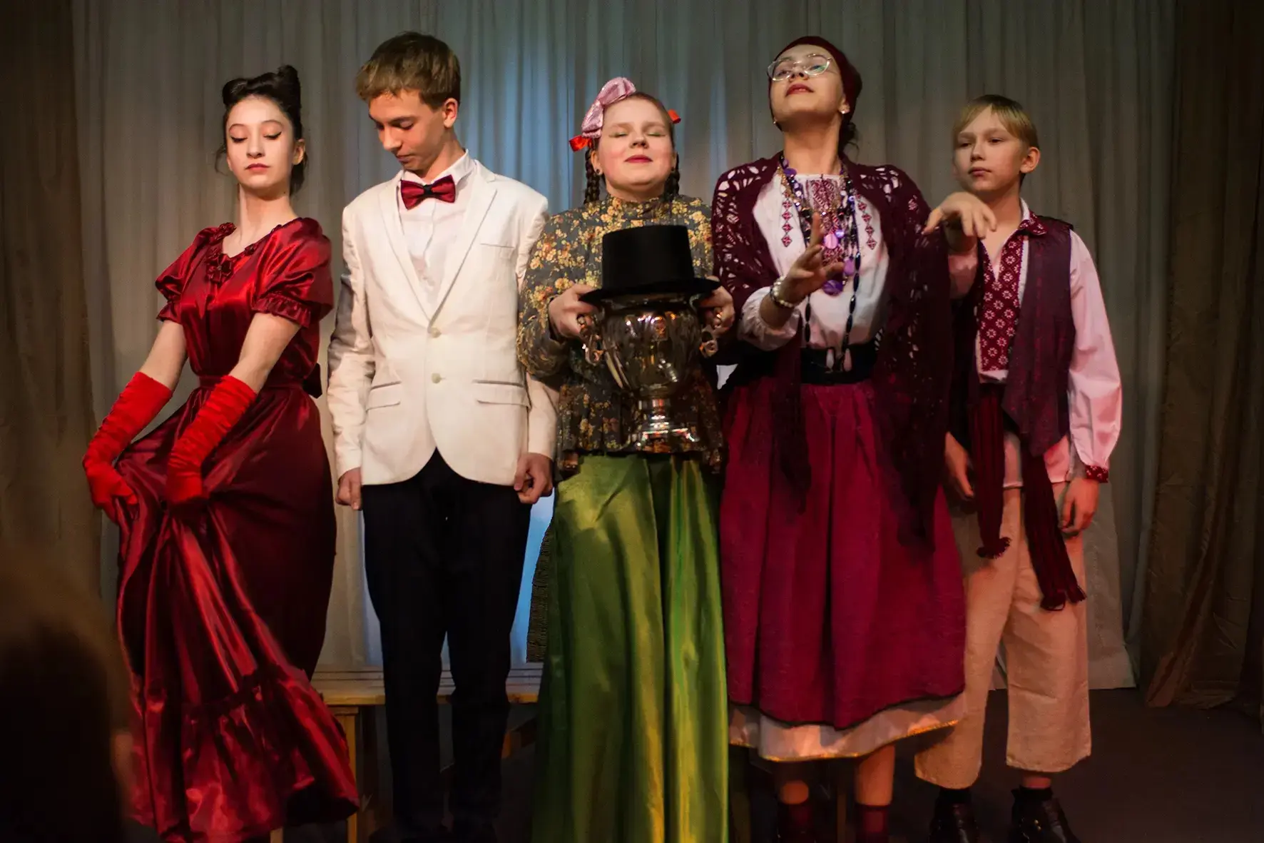 🎭 🐇🎶Премьера в театре «Златоцвет»: «За двумя зайцами».  13 мая на сцене старшего театра «Златоцвет» 