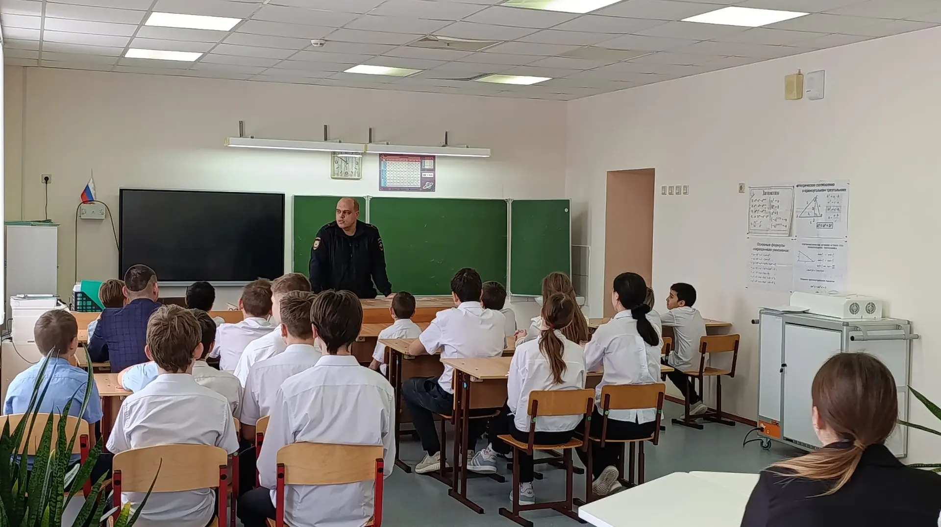 Диалог на равных: инспектор ПДН встретился со школьниками 🛡