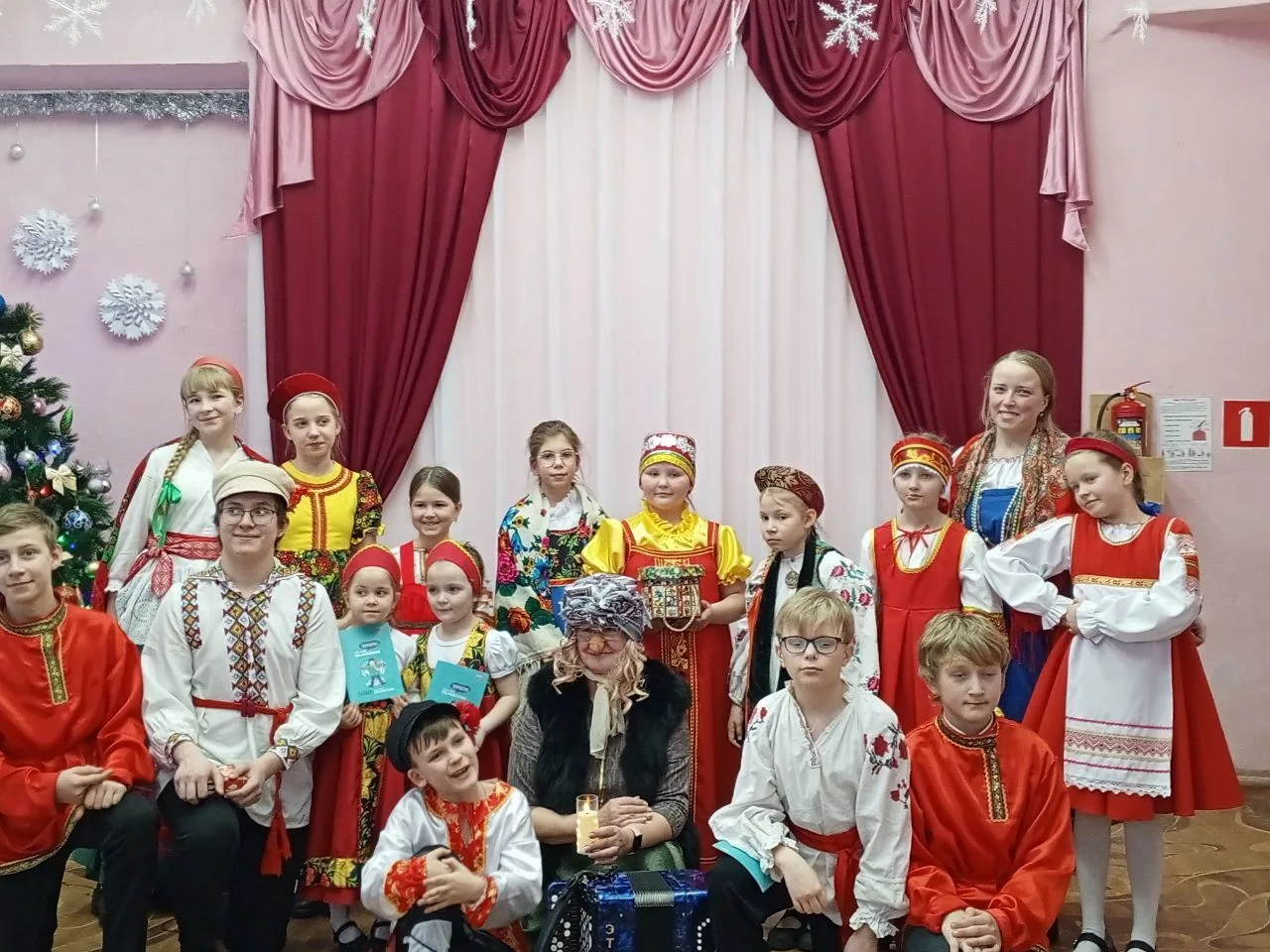 23.01.2026 учащиеся и преподаватели отделения народного выступили с программой "Рождест...