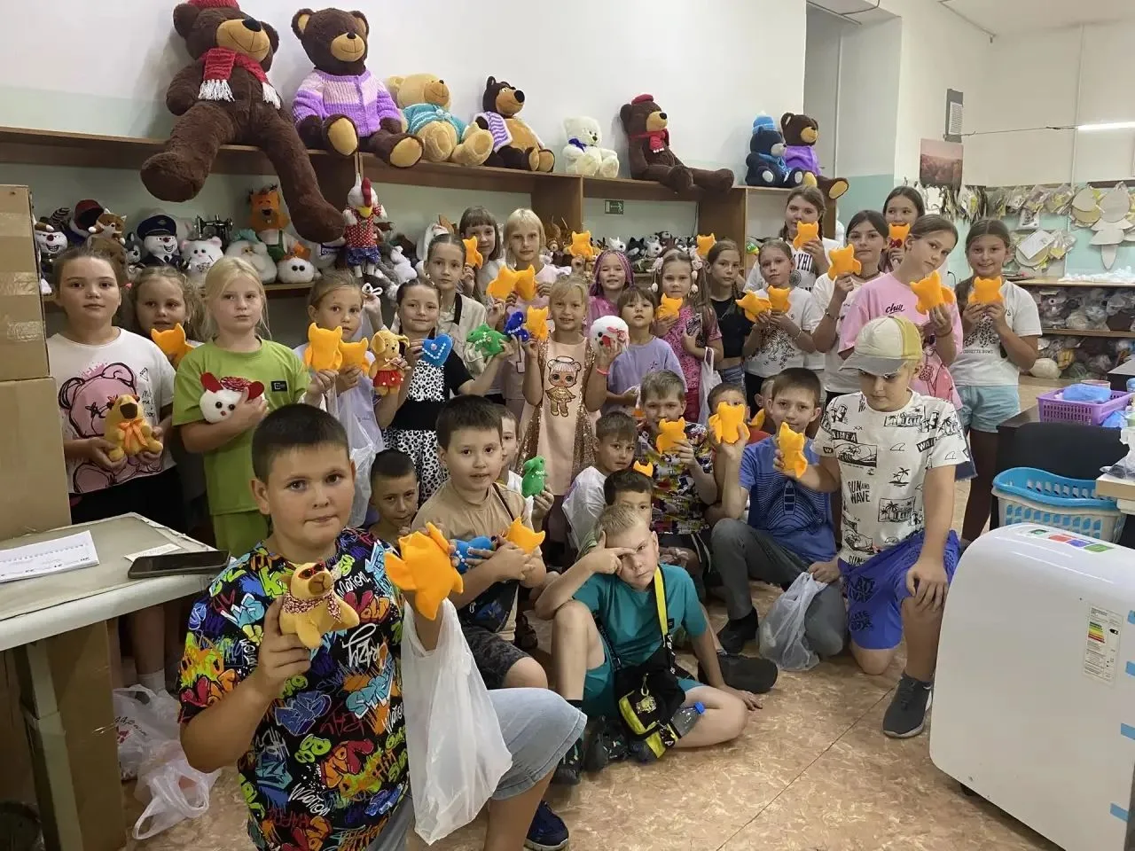 21.07.2026
«Я и мои друзья!
 
День начался с утренней зарядки на свежем воздухе. На линейке отряды п