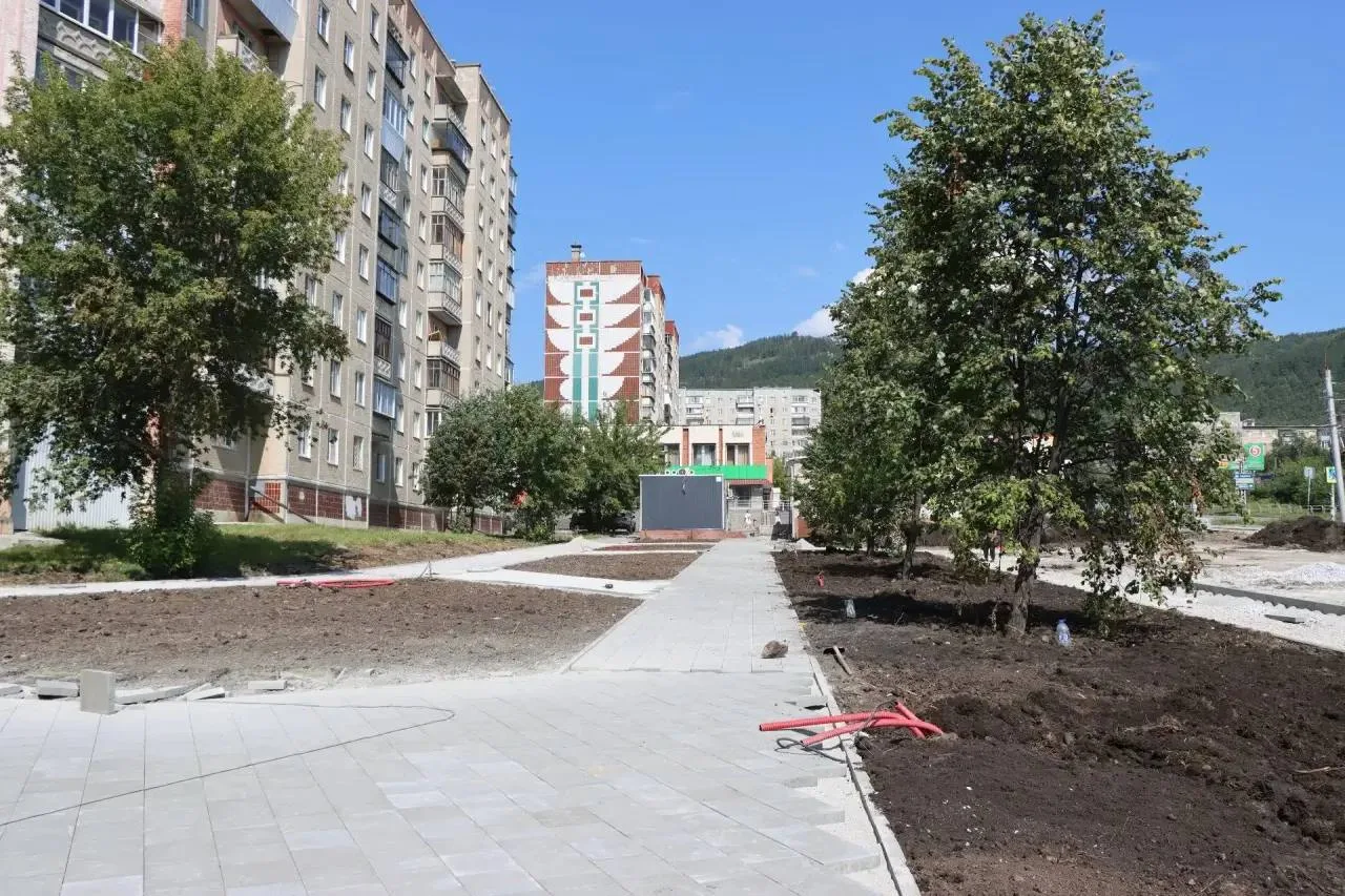 🌳 В Миассе продолжается благоустройство сквера «Образование» в районе улицы Степана Разина. Работы 